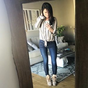 🌟LAST CHANCE🌟 Long Sleeved Tie Bottom Blouse